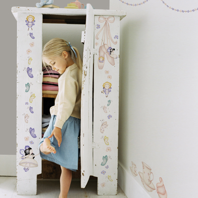 graham & brown 3D-Wanddekoration Heirloom, weißer Kleiderschrank mit Feen- und Schmetterlingsstickern, Mädchen davor