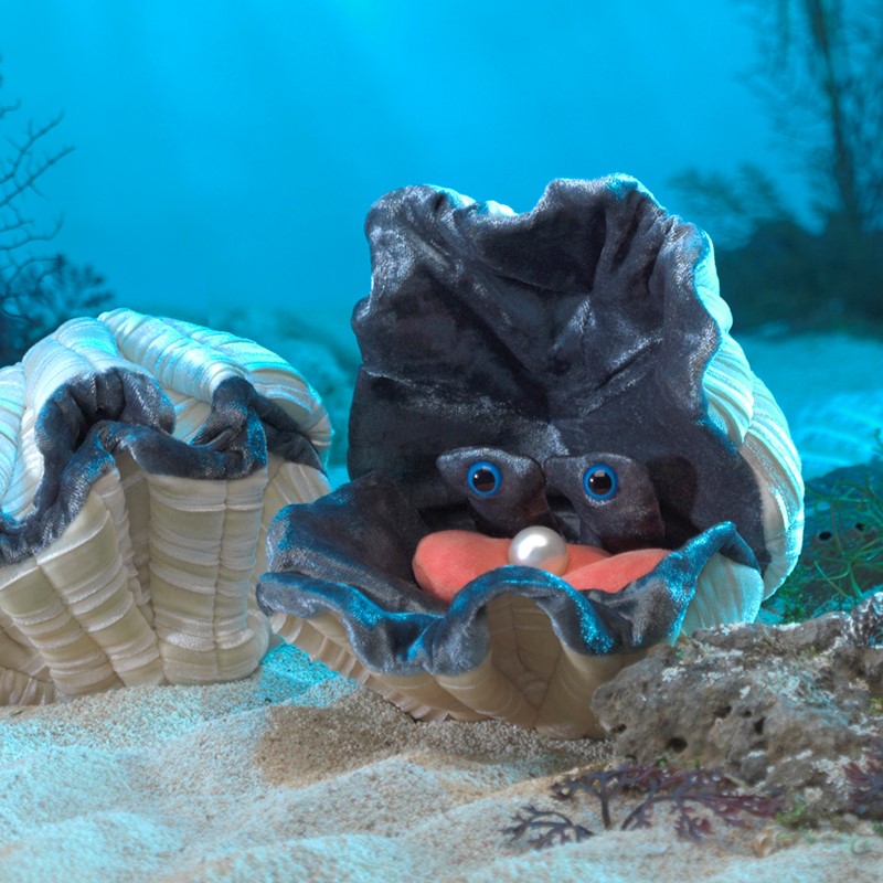 Folkmanis Handpuppe große Muschel aus dunkelgrauem Plüsch mit blauen Augen, rosa Zunge und weißer Perle, geöffnet vor Unterwasser-Kulisse