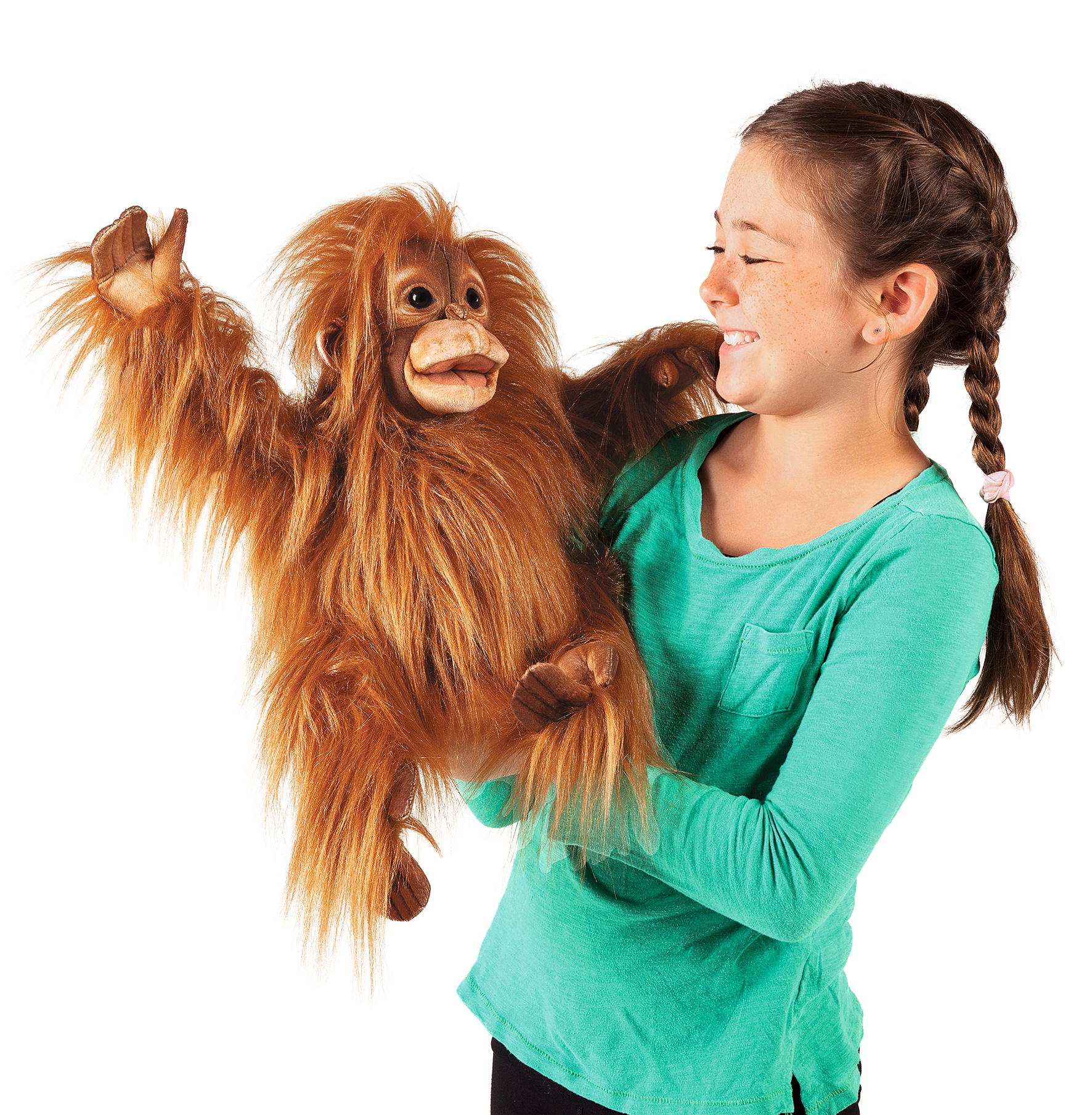 Mädchen führt Folkmanis Handpuppe Baby Orang-Utan mit beweglichem Mund und langen rotbraunen Plüschhaaren, Seitenansicht