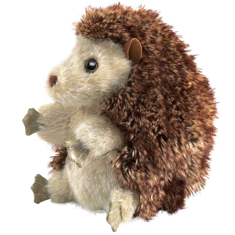 Folkmanis Handpuppe Igel mit braun-meliertem Stachelrücken und cremefarbenem Bauch, sitzend in Schrägansicht