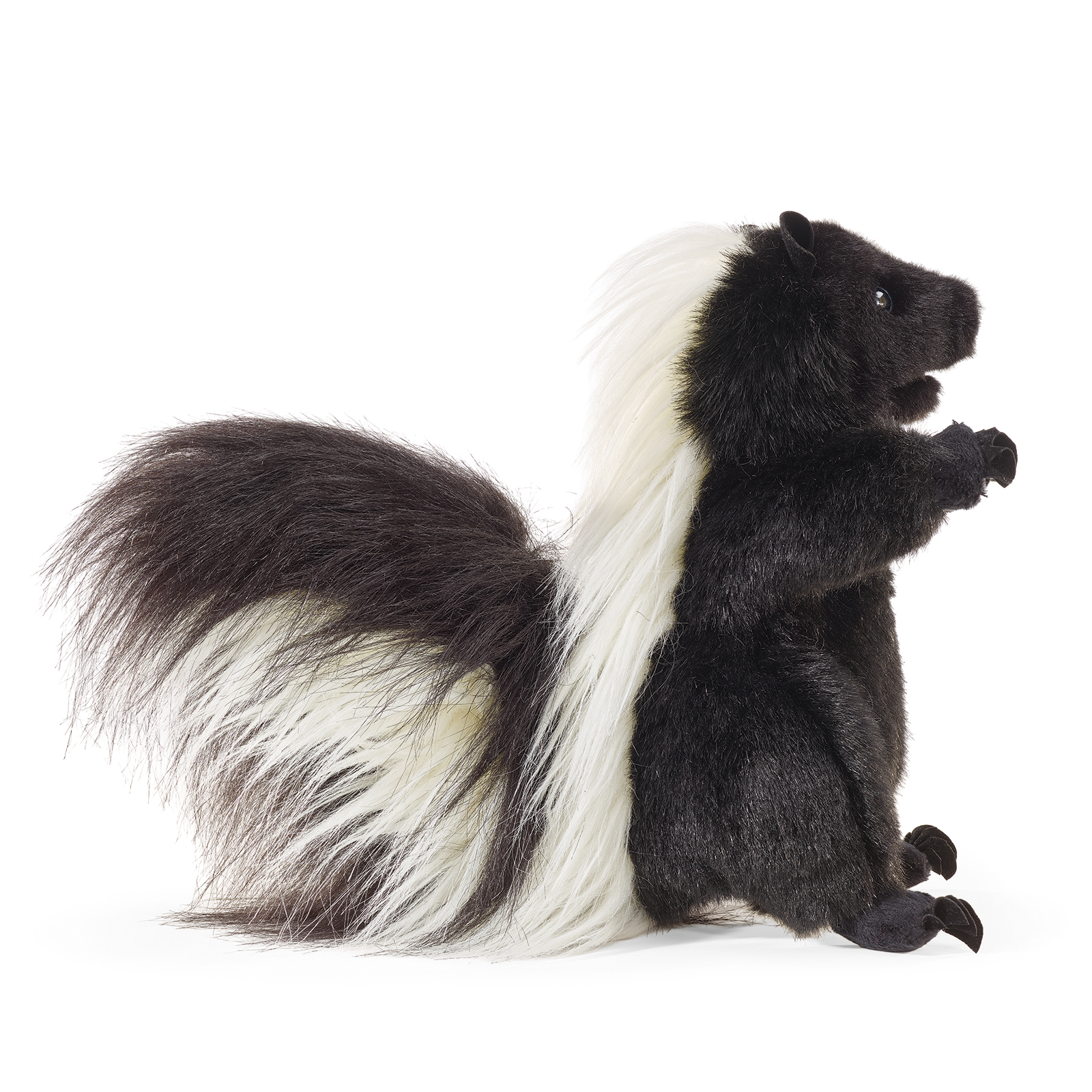 Folkmanis Handpuppe stehendes Stinktier in Seitenansicht, der buschige Schwanz aufgerichtet, das Maul geschlossen.