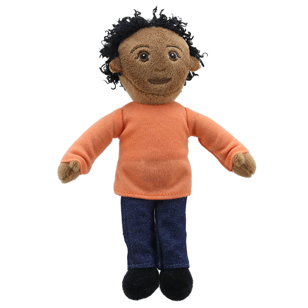 The Puppet Company Fingerpuppe Papa, dunkelhäutige Puppe mit schwarzem Lockenhaar und orangefarbenem Shirt