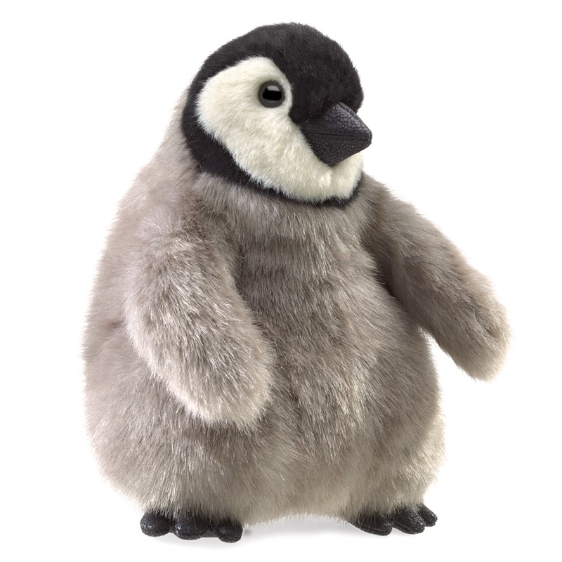 Folkmanis Handpuppe Baby Kaiserpinguin mit grauem Plüschflaum, schwarzer Kopfkappe und cremefarbenem Gesicht, Schrägansicht