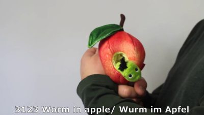 Video 1: Folkmanis Fingerpuppe Wurm im Apfel