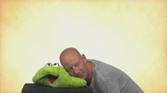 Living Puppets kissing pillow green Demo