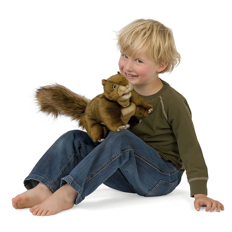 Kind mit der Folkmanis-Handpuppe rotbraunes Eichhörnchen
