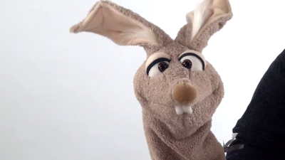 Video 2: Living Puppets Strumpfhandpuppe Hase Mampfred - Quasselwurm