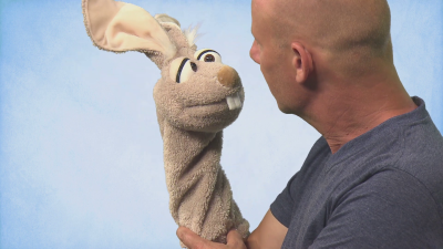 Video 1: Living Puppets Strumpfhandpuppe Hase Mampfred - Quasselwurm