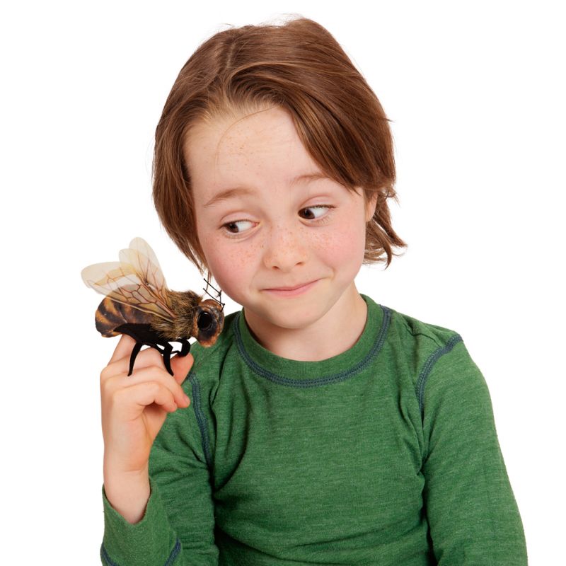 Kind mit der Folkmanis-Mini-Fingerpuppe Biene auf dem Zeigefinger