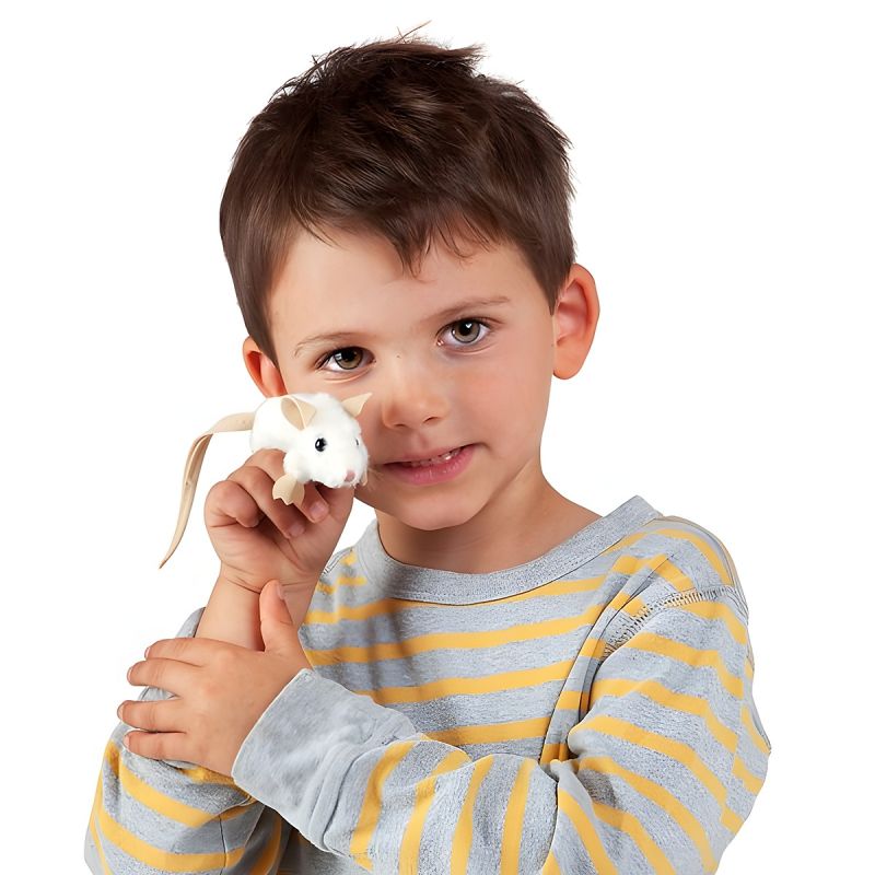 Kind hält die Folkmanis-Fingerpuppe mini weiße Maus am Finger