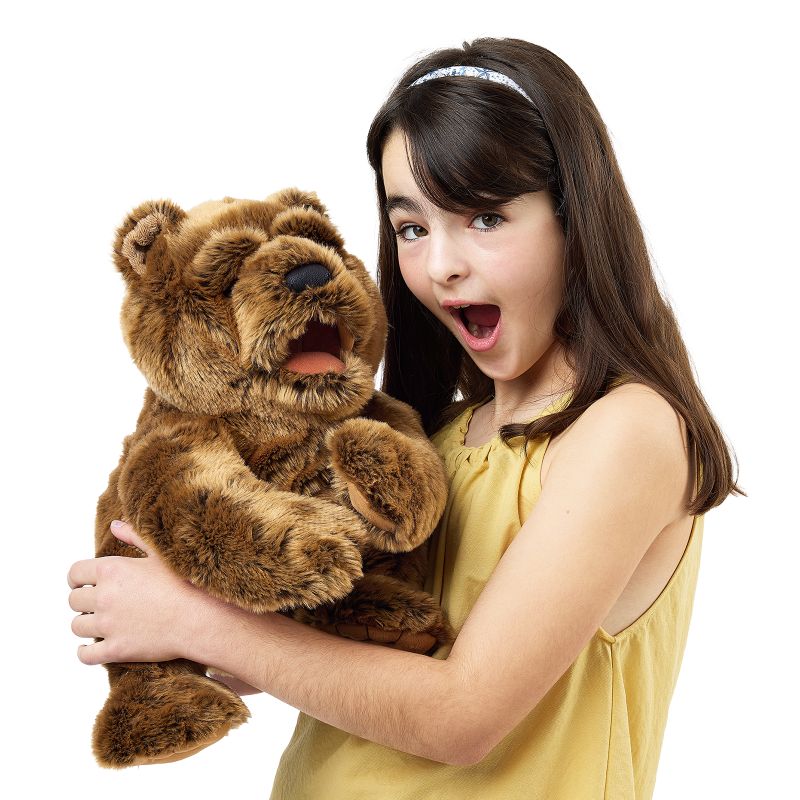 Mädchen spielt mit der Folkmanis-Handpuppe großer Bär
