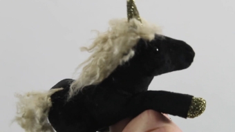 Folkmanis Fingerpuppe mini schwarzes Einhorn Demo